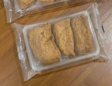 Mesin Kemas Sushi - sushi dalam nampan dikemas